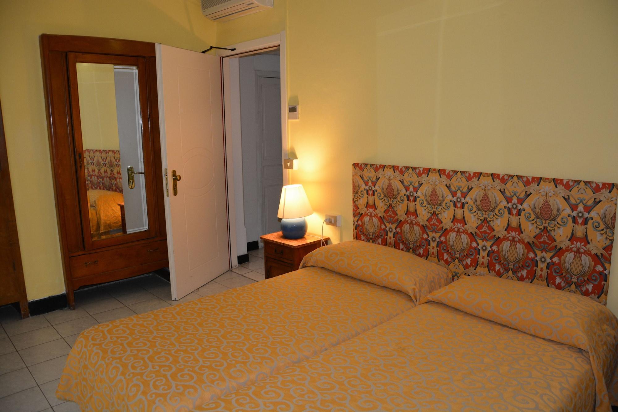 Hotel Alfieri Аласио Екстериор снимка