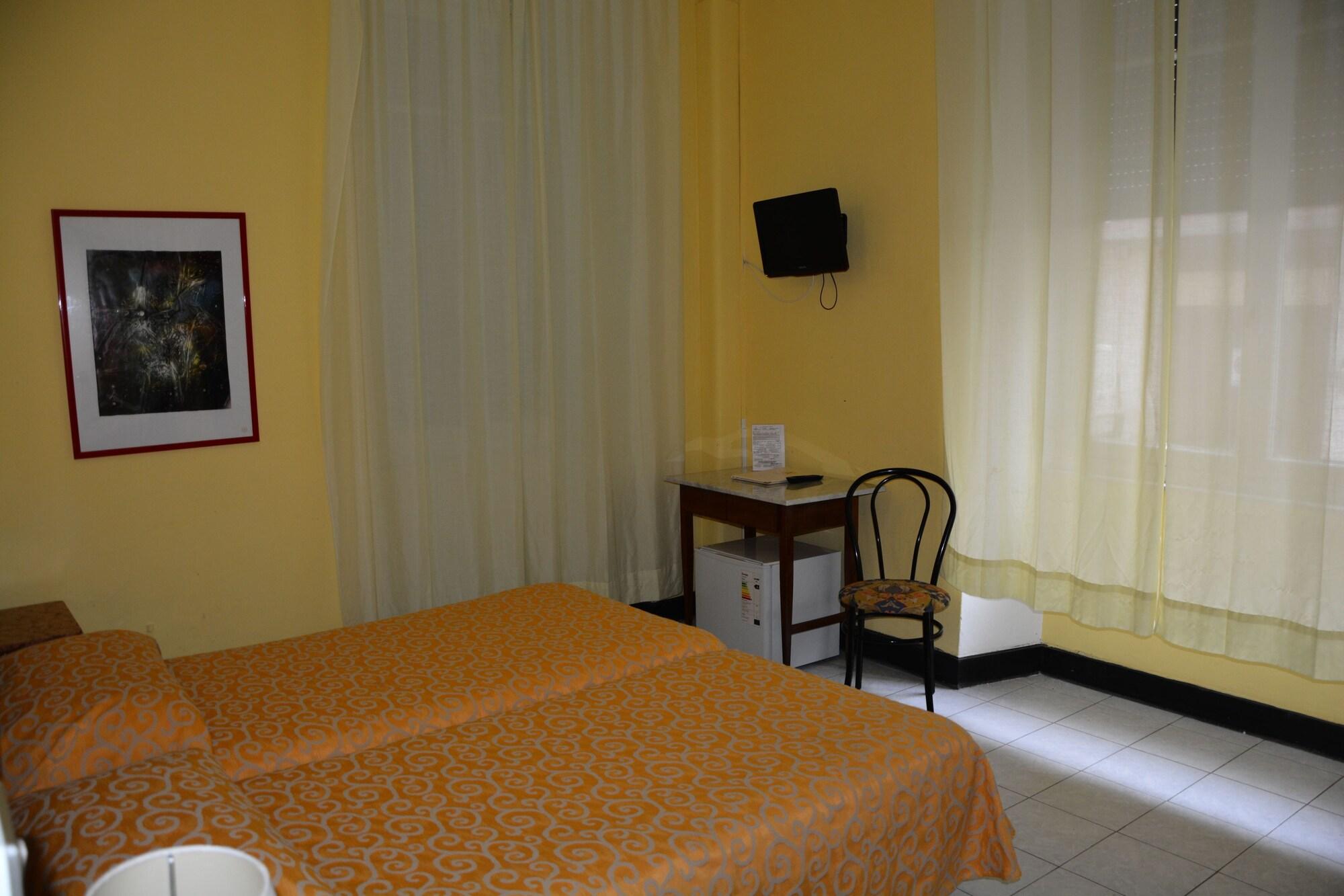 Hotel Alfieri Аласио Екстериор снимка