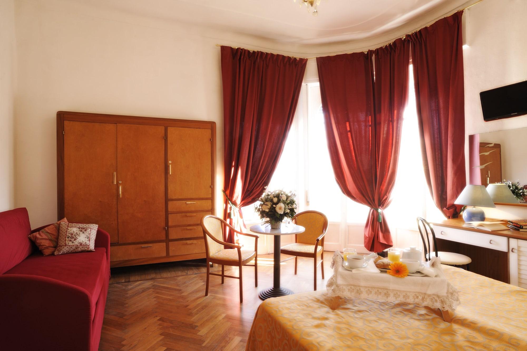 Hotel Alfieri Аласио Екстериор снимка