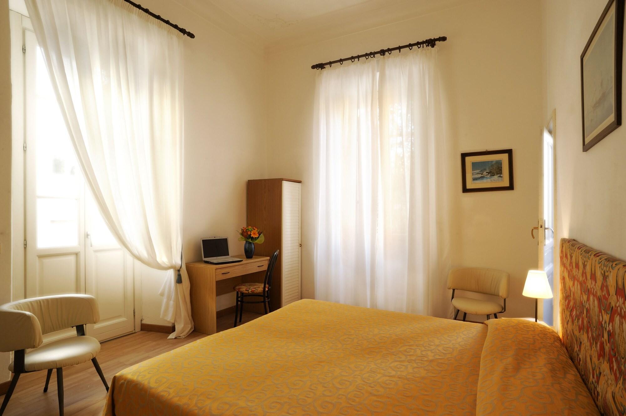 Hotel Alfieri Аласио Екстериор снимка