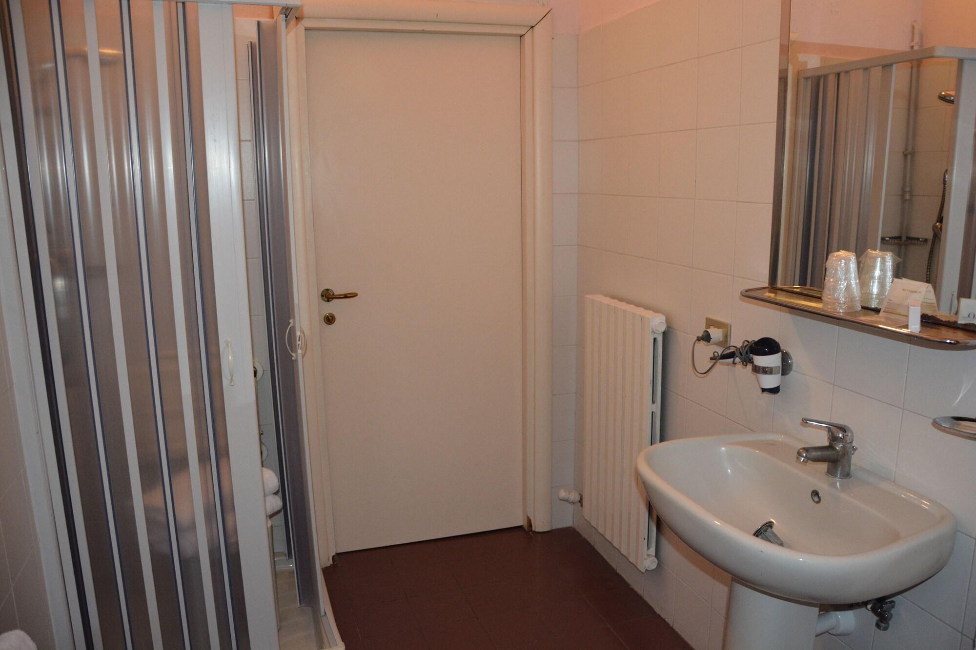 Hotel Alfieri Аласио Екстериор снимка