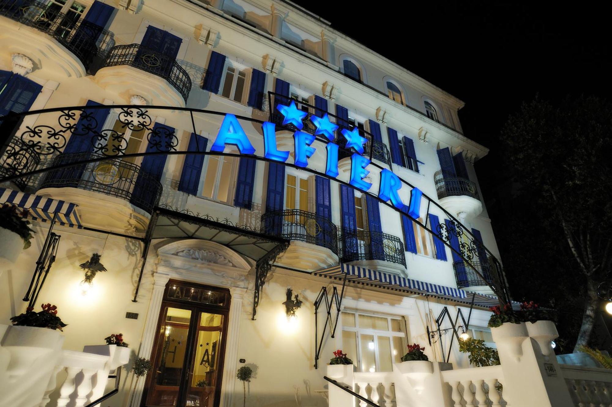 Hotel Alfieri Аласио Екстериор снимка