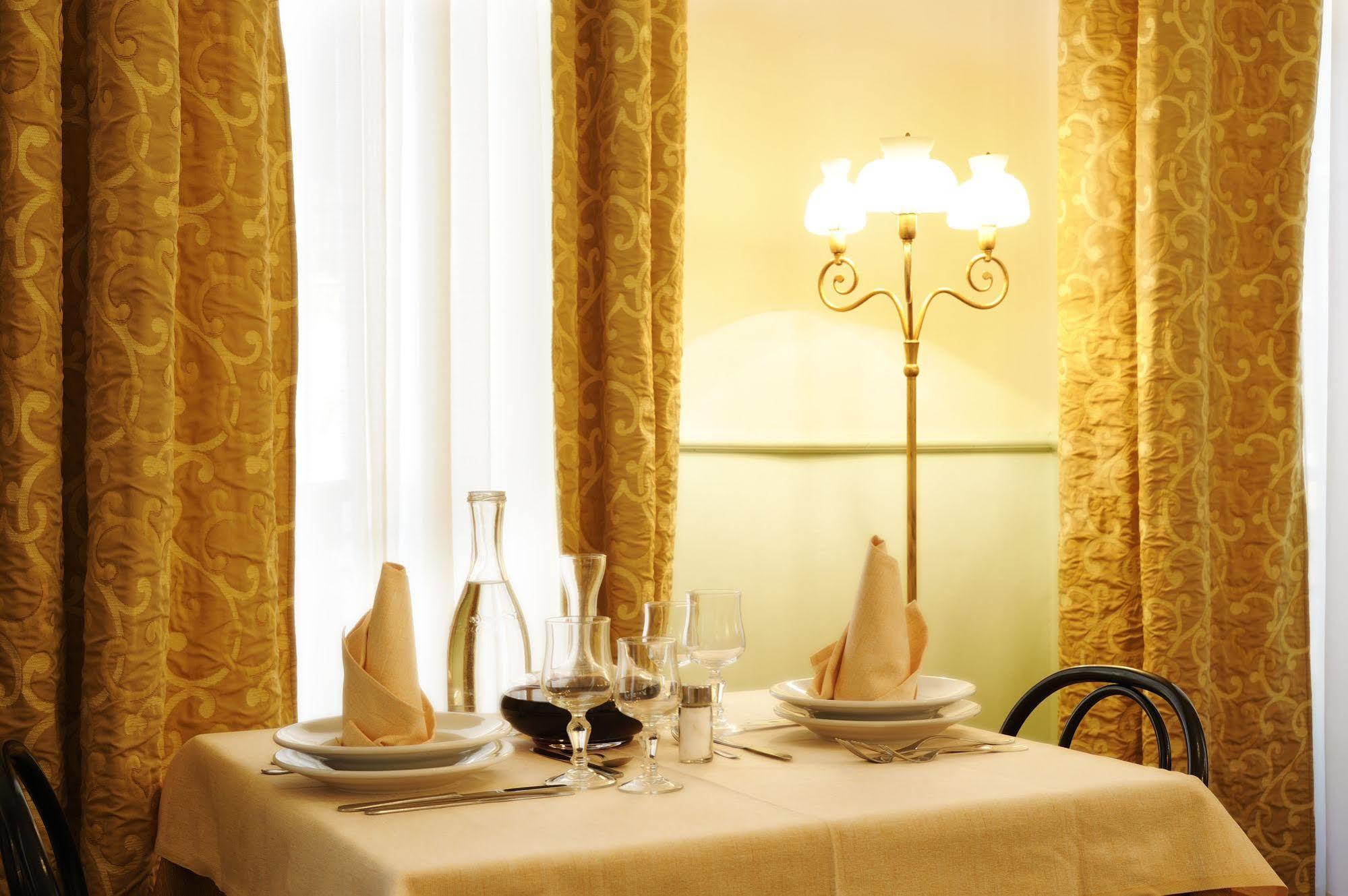 Hotel Alfieri Аласио Екстериор снимка
