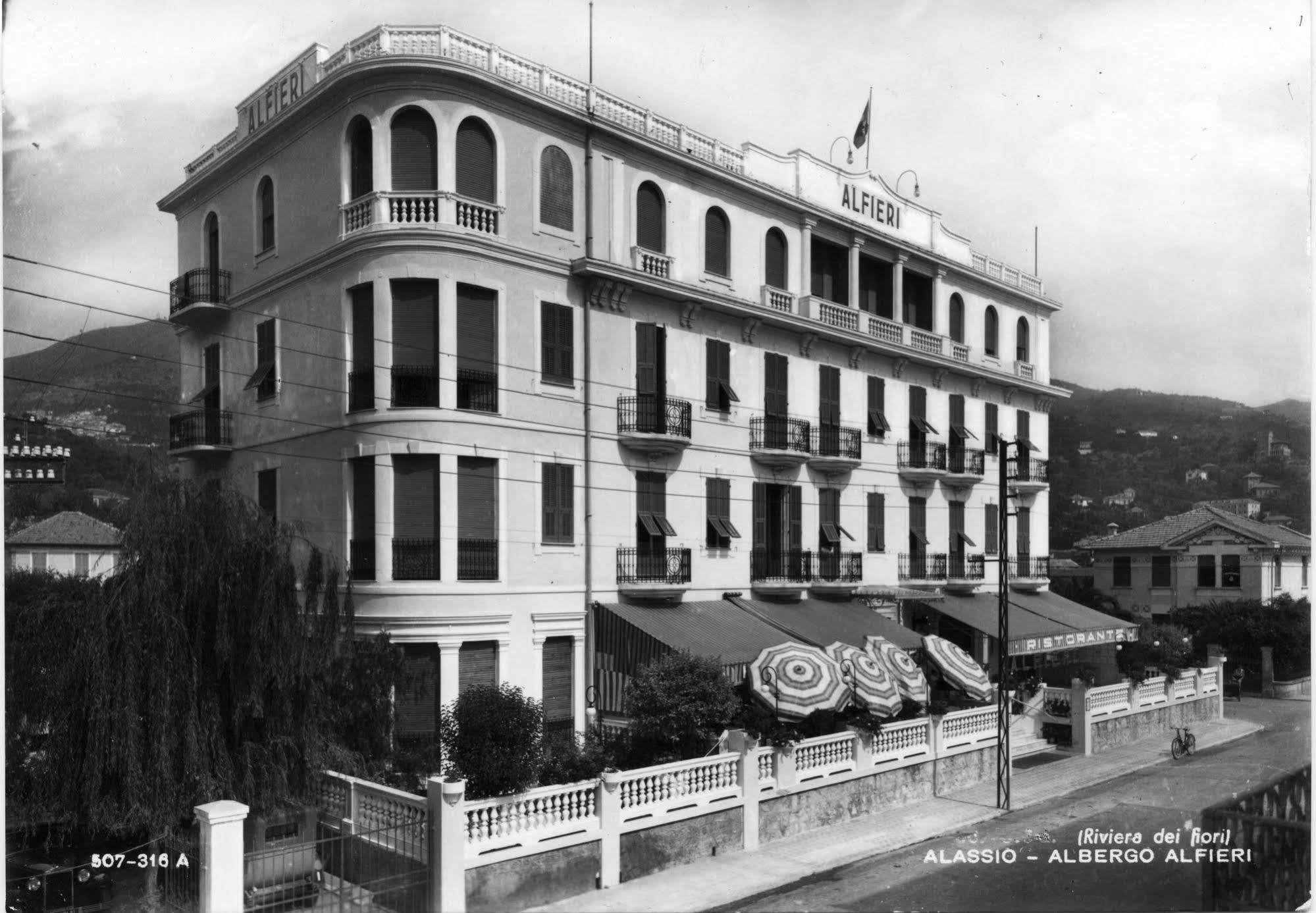 Hotel Alfieri Аласио Екстериор снимка